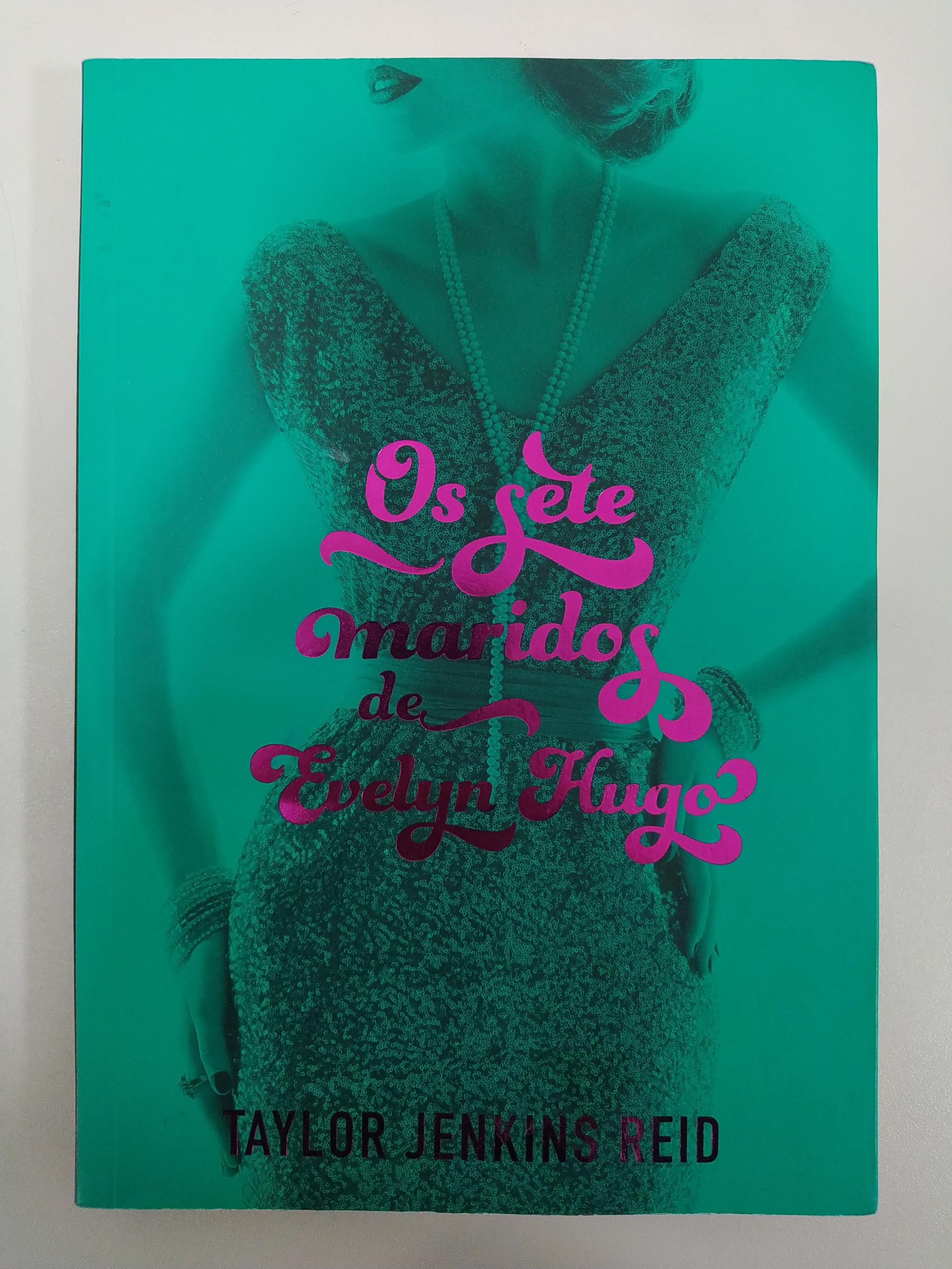 Os Sete Maridos de Evelyn Hugo de Taylor Jenkins Reid pela Paralela (2017)
