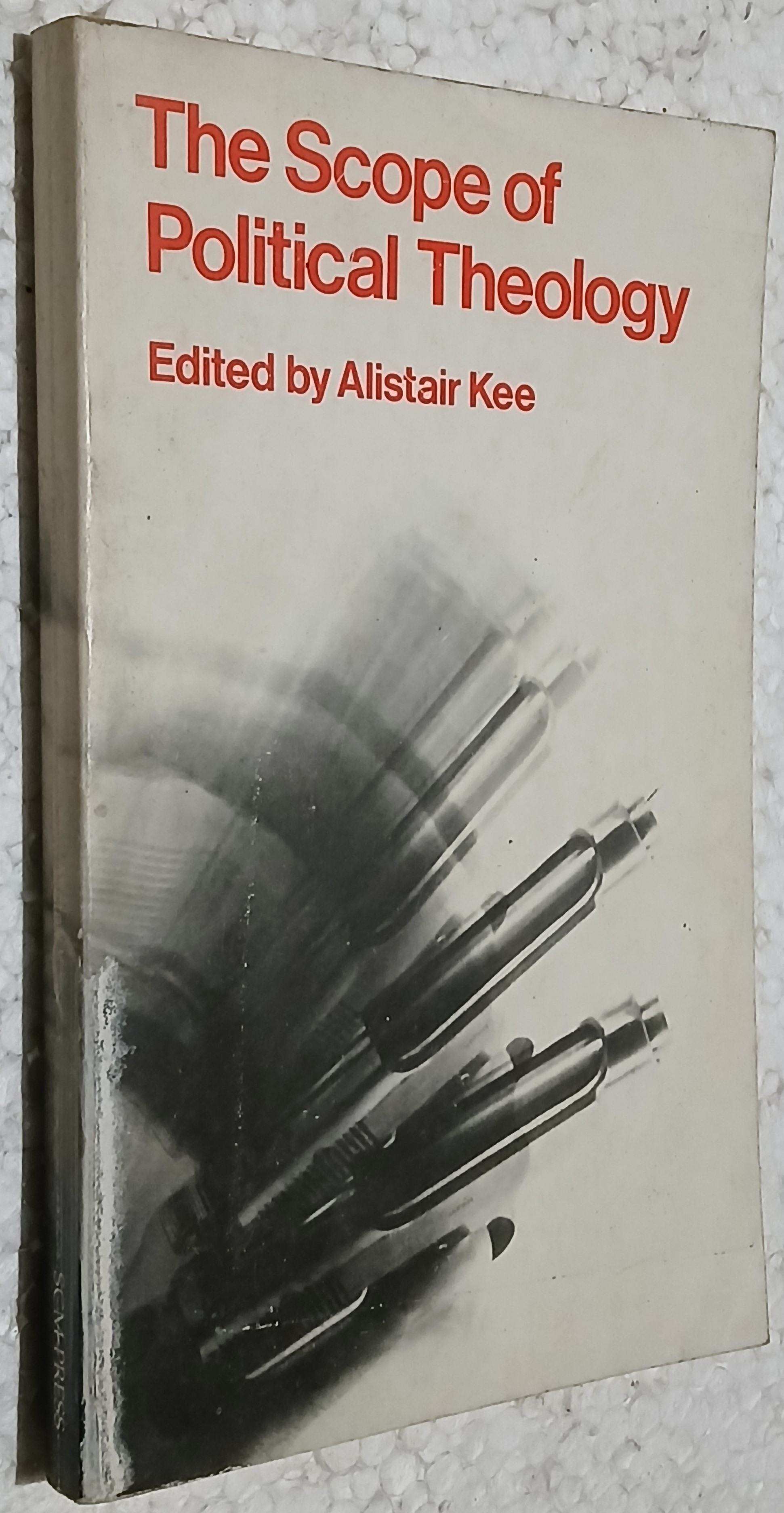 The Scope of Political Theology de Alistair Kee( edited by) pela Scm Press (1978)
