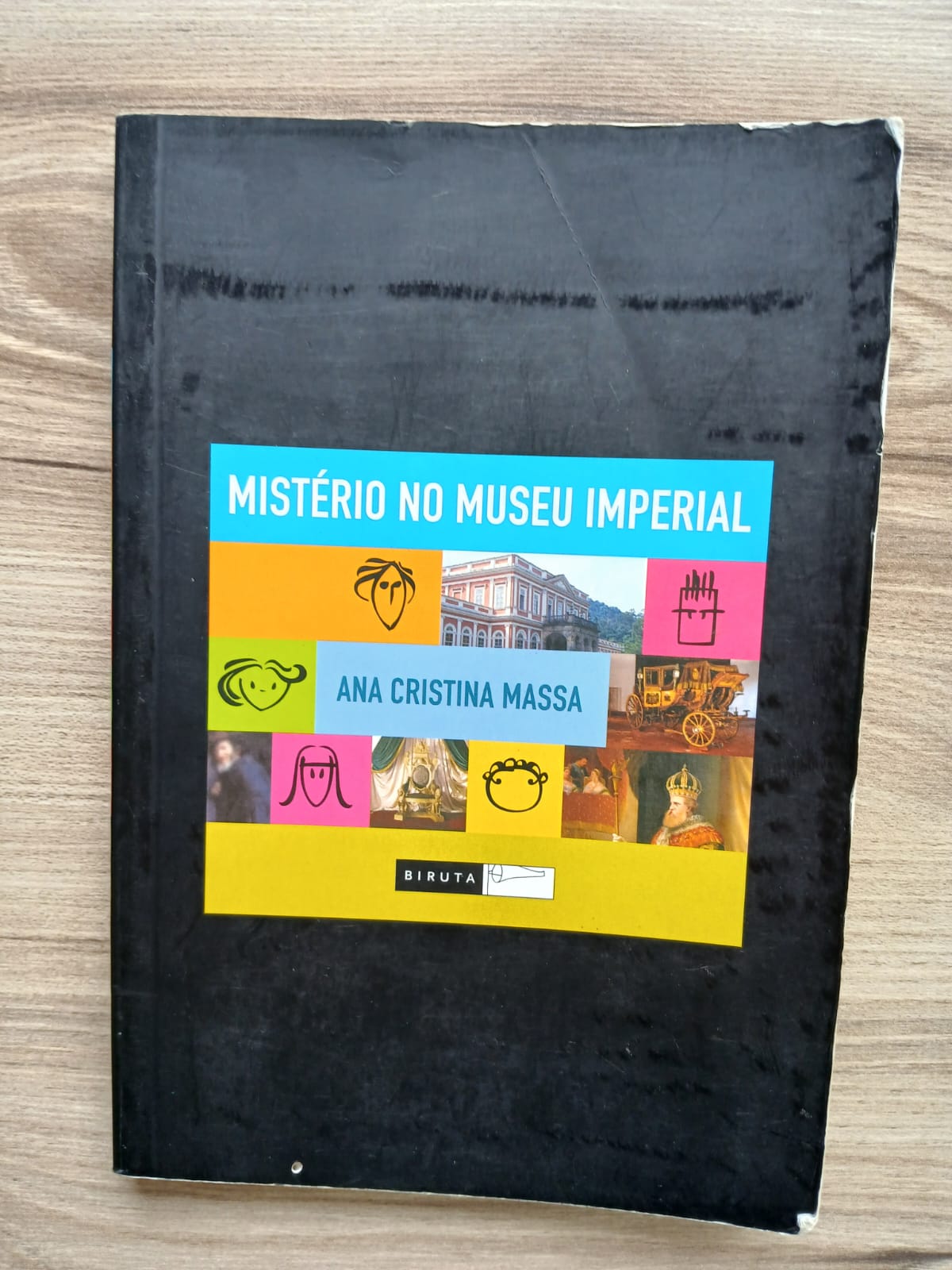 Mistério No Museu Imperial (série Os Invencíveis) de Ana Cristina Massa pela Biruta (2003)