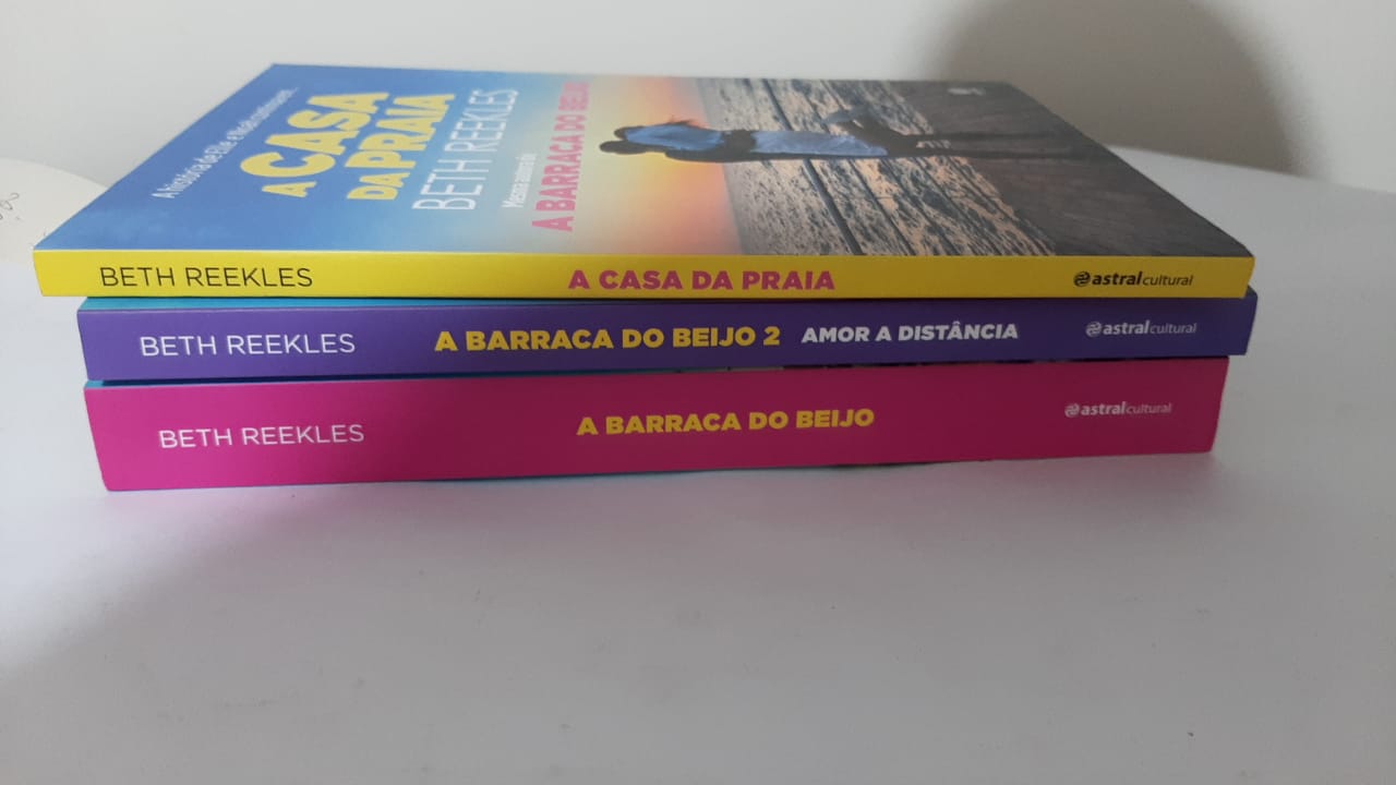 Trilogia A Barraca do Beijo de Beth Reekles pela Astral Cultural (2018)
