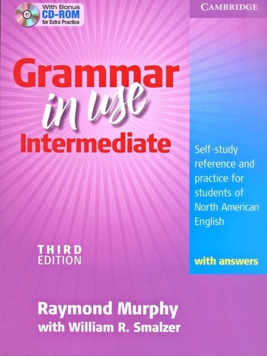 Grammar In Use Intermediate de Raymond Murphy pela Cambridge University Press (2009)
